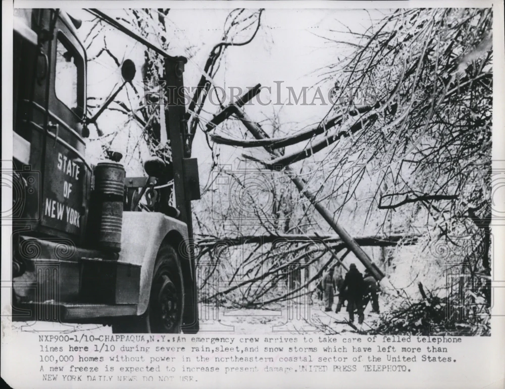 1958 Press Photo Emergency crew arrives to take care of felled telephone lines