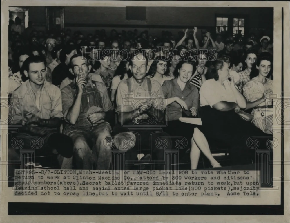 1947 Press Photo Meeting of UAW-CIO Local 908 attended by 300 workers