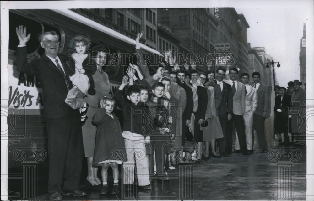1956 Press Photo Elmer DeGolier and his wife Winona with their 20 children