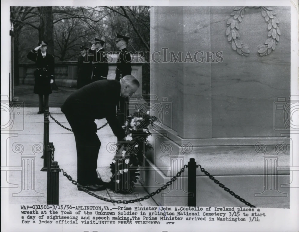 1956 Press Photo Prime Minister John Costello lays a wreath at a soldier's tomb