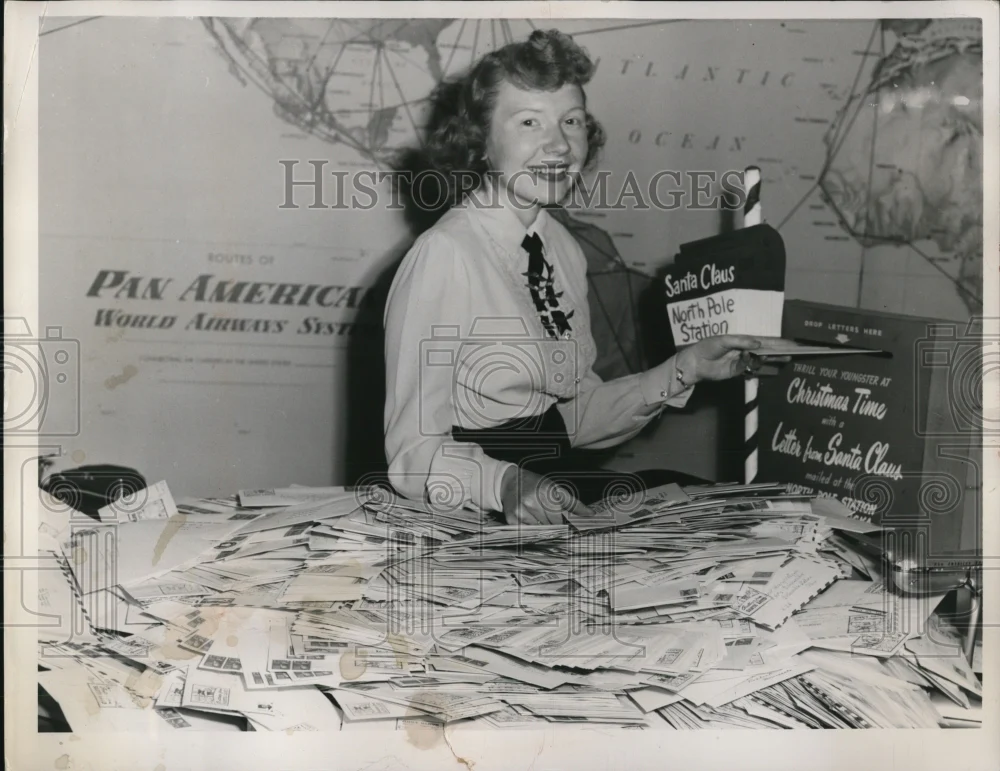 1953 Press Photo Mrs.Betty Wright sorting mails for Santa