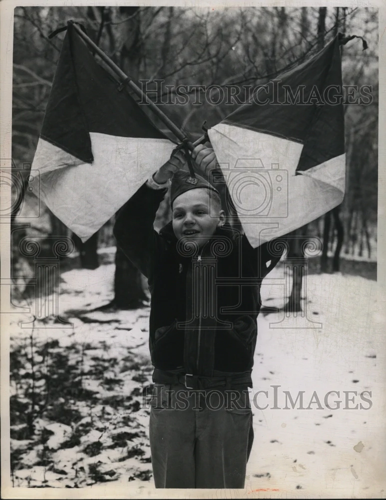 1950 Press Photo Ralph Siebert,signals V for Victory