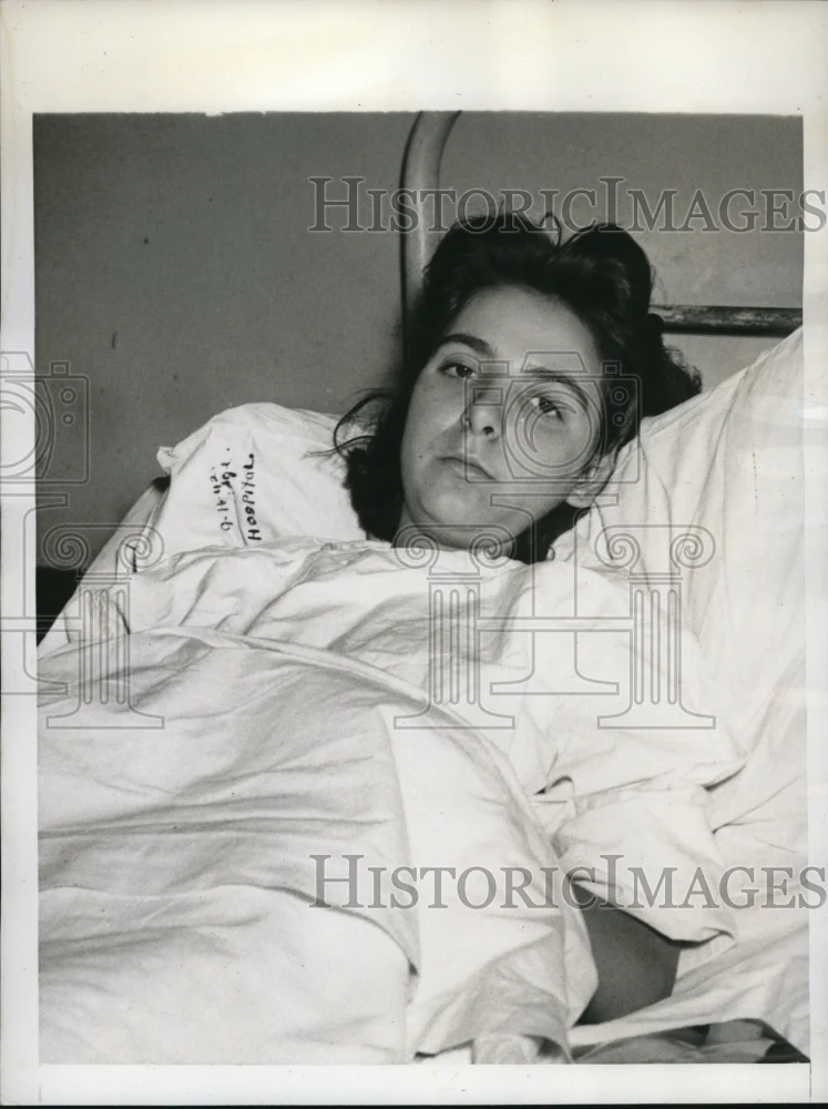 1944 Press Photo of Grace Saunders the sole survivor of a carbon monoxide leak