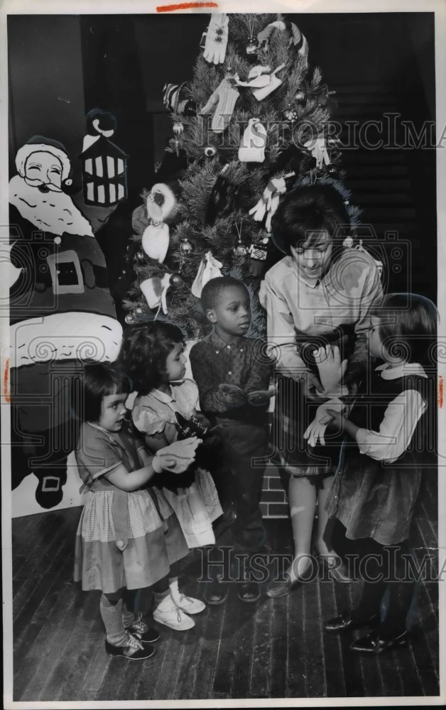 1965 Press Photo Tremont Elementary School kindergartners on their mittens