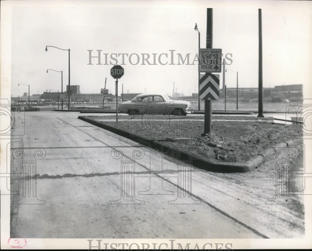 1955 Press Photo Crossing heading to Shoreway, East 55h Street and Marginal road