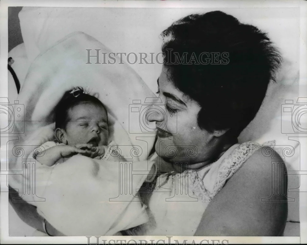 1957 Press Photo of Mrs. William Wren and Robin Wren.