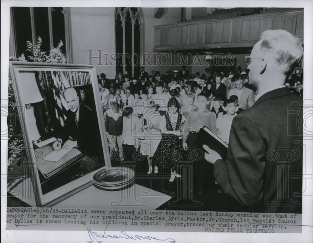 1955 Press Photo Dallas Texas Crowds shelter form dust storms at a church