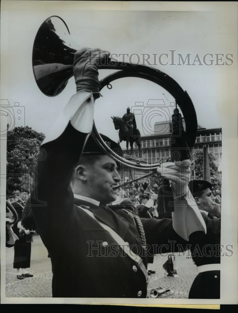 1962 Press Photo Statue of German Kaiser Wilhelm Framed by Horn of Soldier