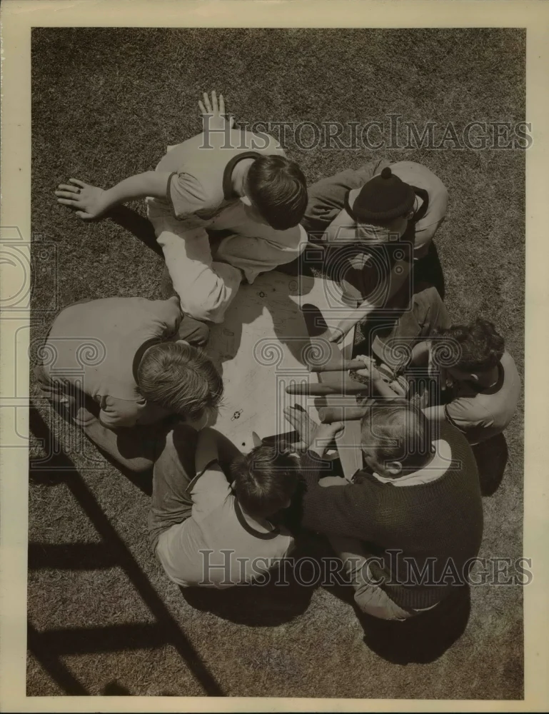 1945 Press Photo Circle of Boys Building Model Airplanes, Hawthorne California