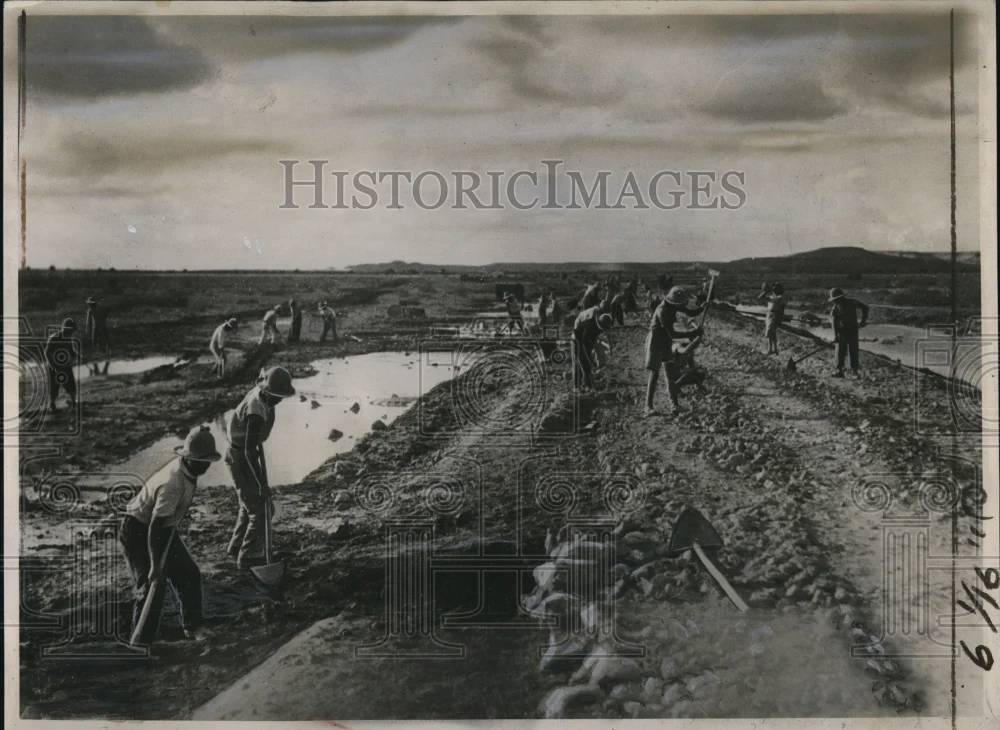 1936 Press Photo Italian Road Workers Building Highway in Ethiopia