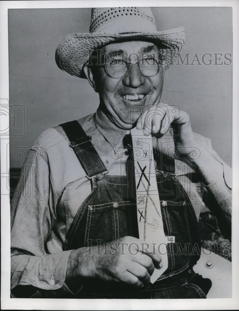 1956 Press Photo Farmer Odie Riley With A Tie