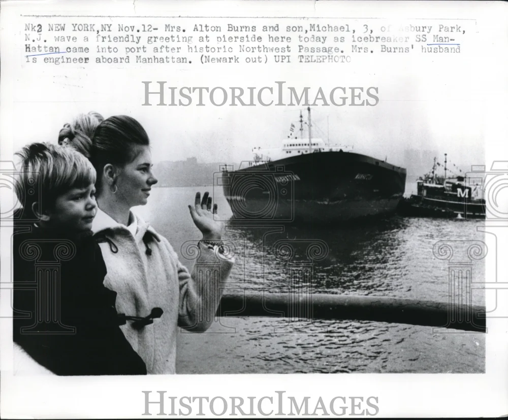 1968 Press Photo Mrs. Alton Burns and Michael in Manhattan - nee01739