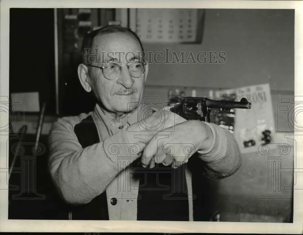 1947 Press Photo Cleveland Ohio Patsy Coreno & gun from 1918 he kept robbers out