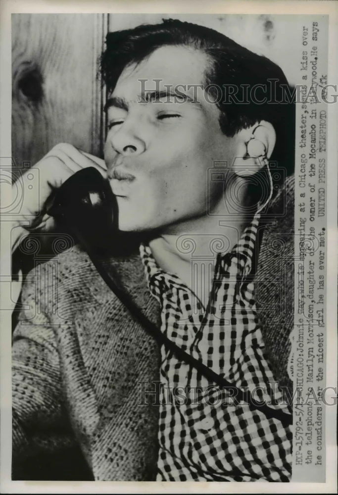 1952 Press Photo Singer Johnnie Ray Kissing Through Telephone - nee08077