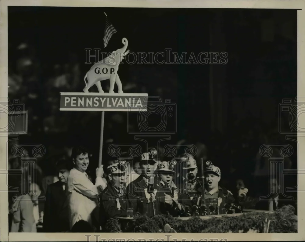 1940 Press Photo Supporters of Gov. Arthur James Singing on the Speaker's Stand