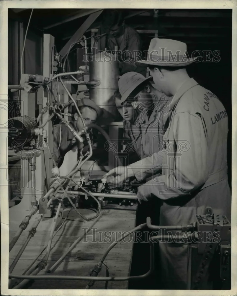 1943 Press Photo San Diego Calif Liberator hydraulic sytem & students mechanics