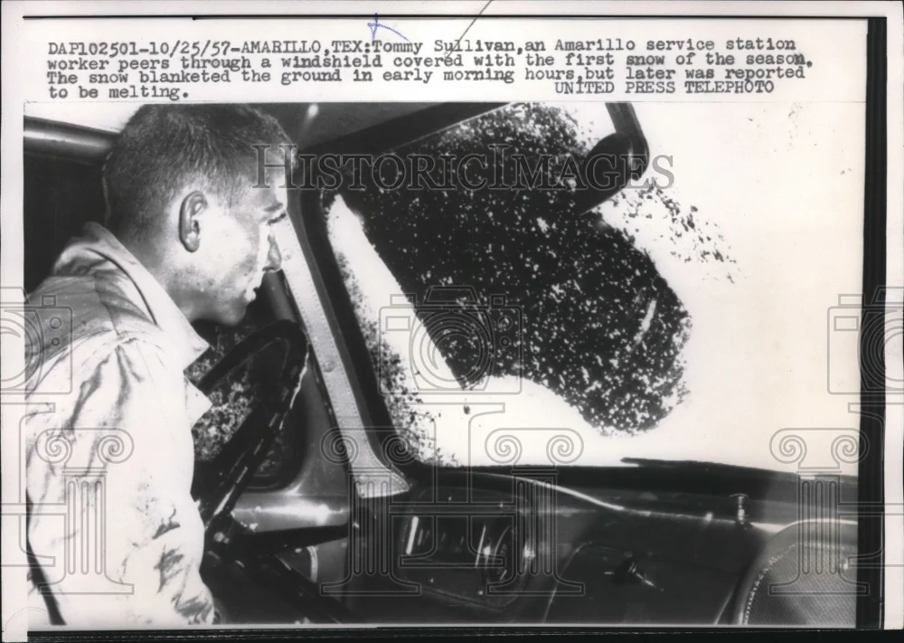 1956 Press Photo Tommy Sullivan , amarillo worker during the first snow