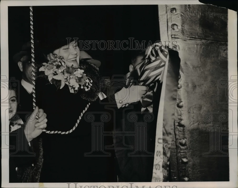 1940 Press Photo Ruth L. Wallgren Christens Ship U.S.S. Ericsson, New Jersey