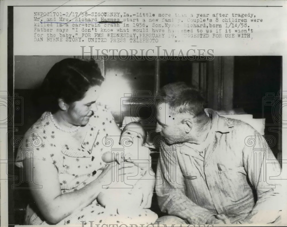 1958 Press Photo Mr. and Mrs. Richard Hammes start new family with son Myron