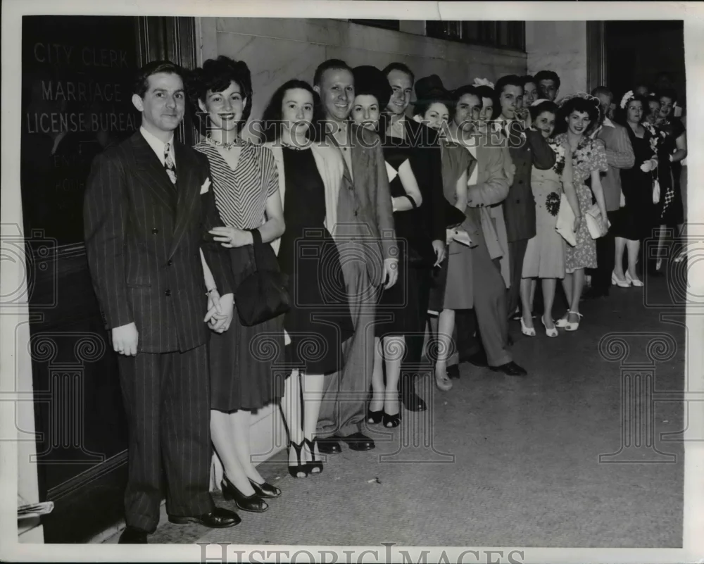 1951 Press Photo The long line of marriage license applicants - nee25944