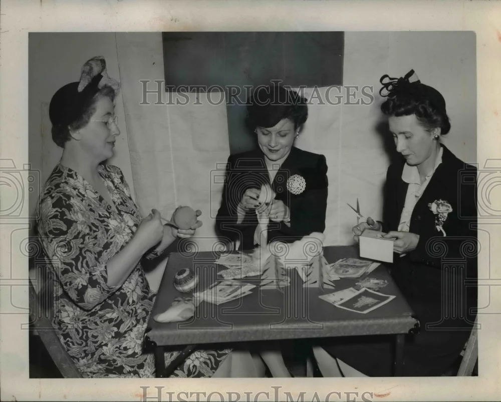 1944 Press Photo RT Cope Mrs John Sweeney And Mrs NE Rees Making Christmas Cards