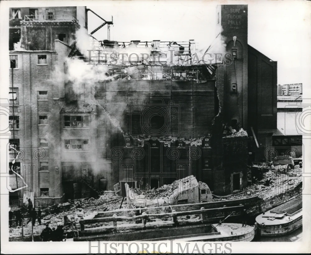 1965 Press Photo East London Flour Mill on Fire After Explosion - nee27609