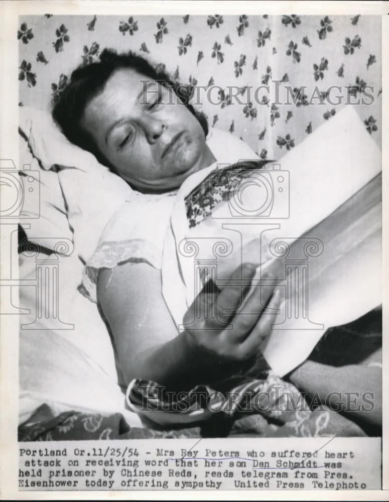 1954 Press Photo Mrs. Ray Peters reading telegram from President Eisenhower