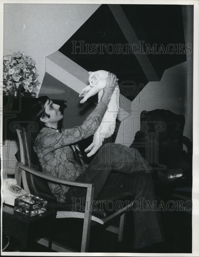 1969 Press Photo Ron Chereskin with His Cat in NY Apartment - nee28723