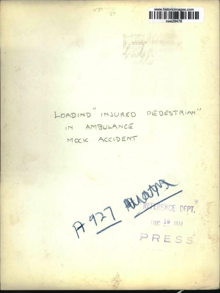 1938 Press Photo Loading Injured Pedestrian - Image 2