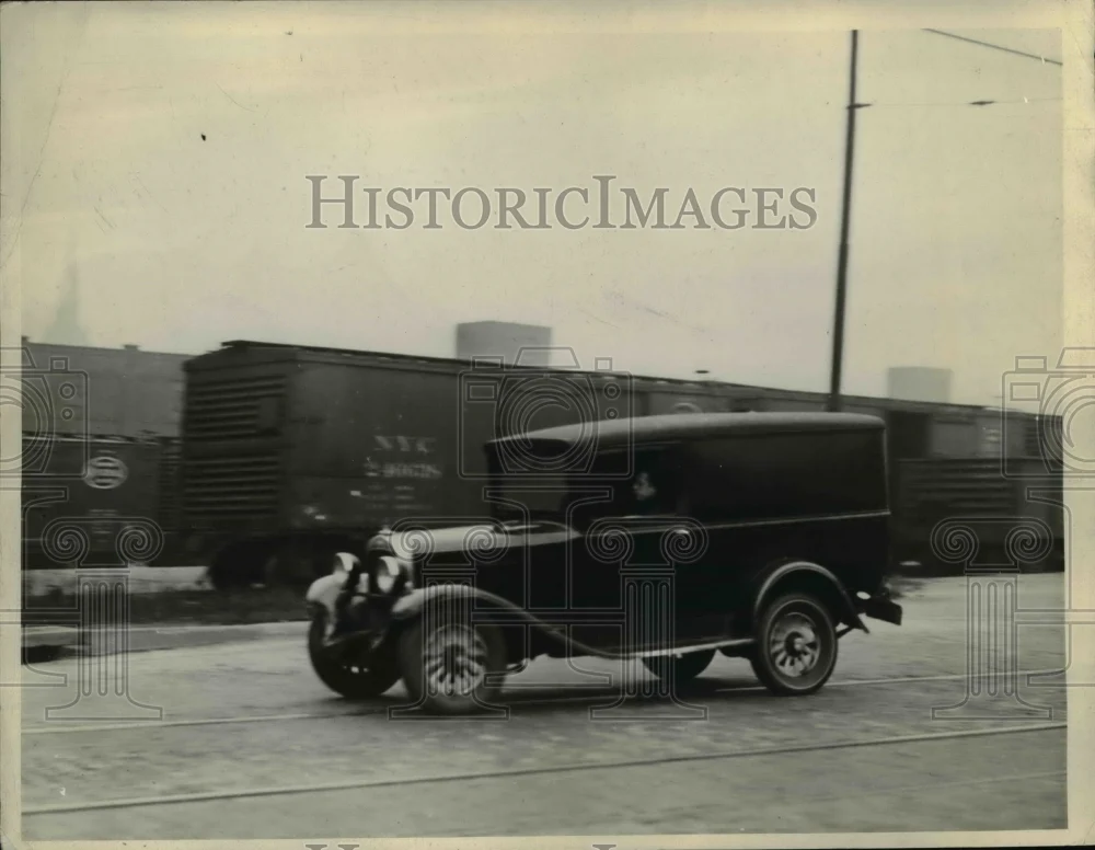 1933 Press Photo Automobile speeding on Broadway Ave. near NYE-RR Heights Home