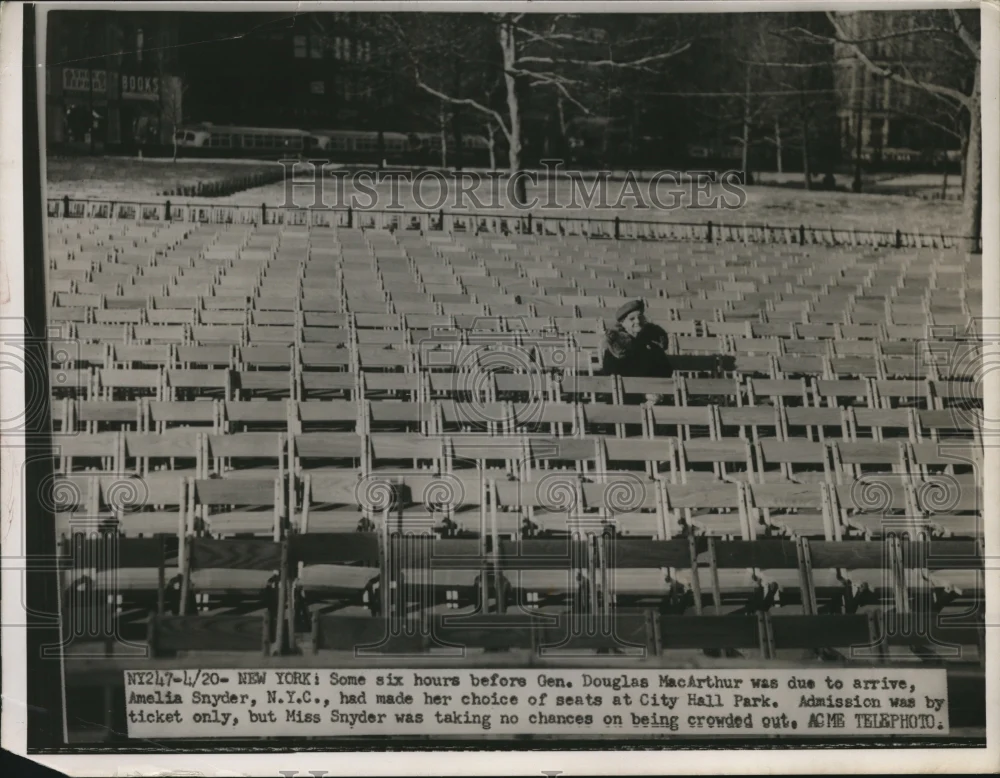 1951 Press Photo Amelia Snyder awaits Gen Douglas MacArthur's arrival, N.Y.C.