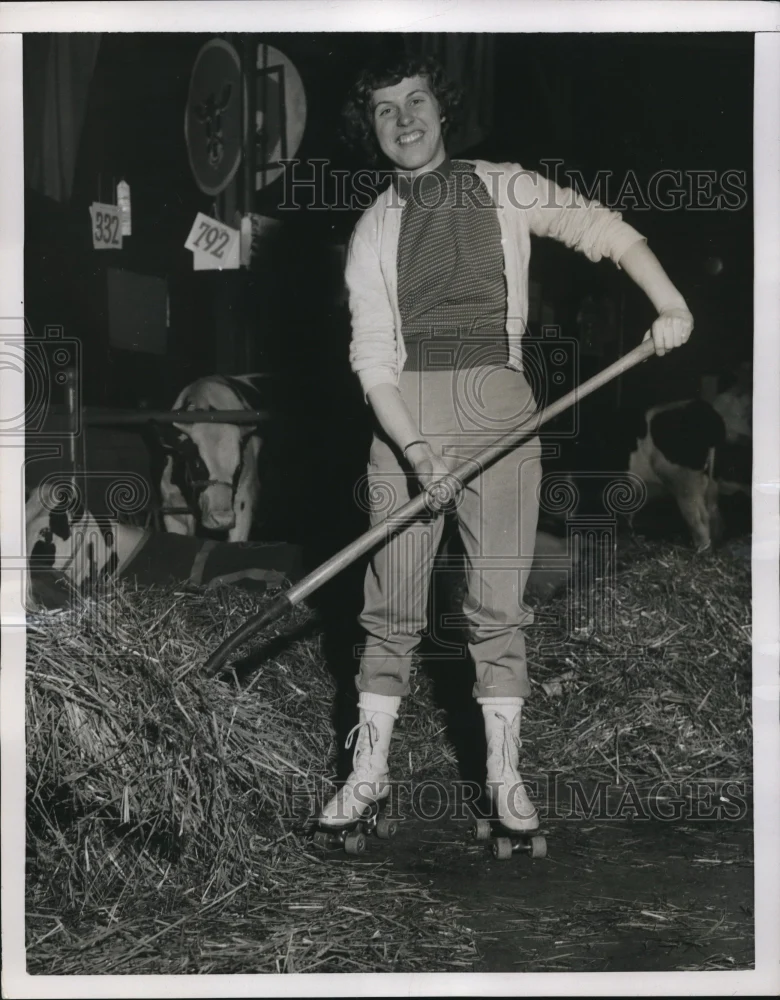 1955 Press Photo Marjorie Kneitzer with her roller skates - nee31043