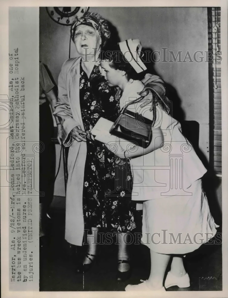 1952 Press Photo of Mrs. Donna Ledford who was injured a bus accident.