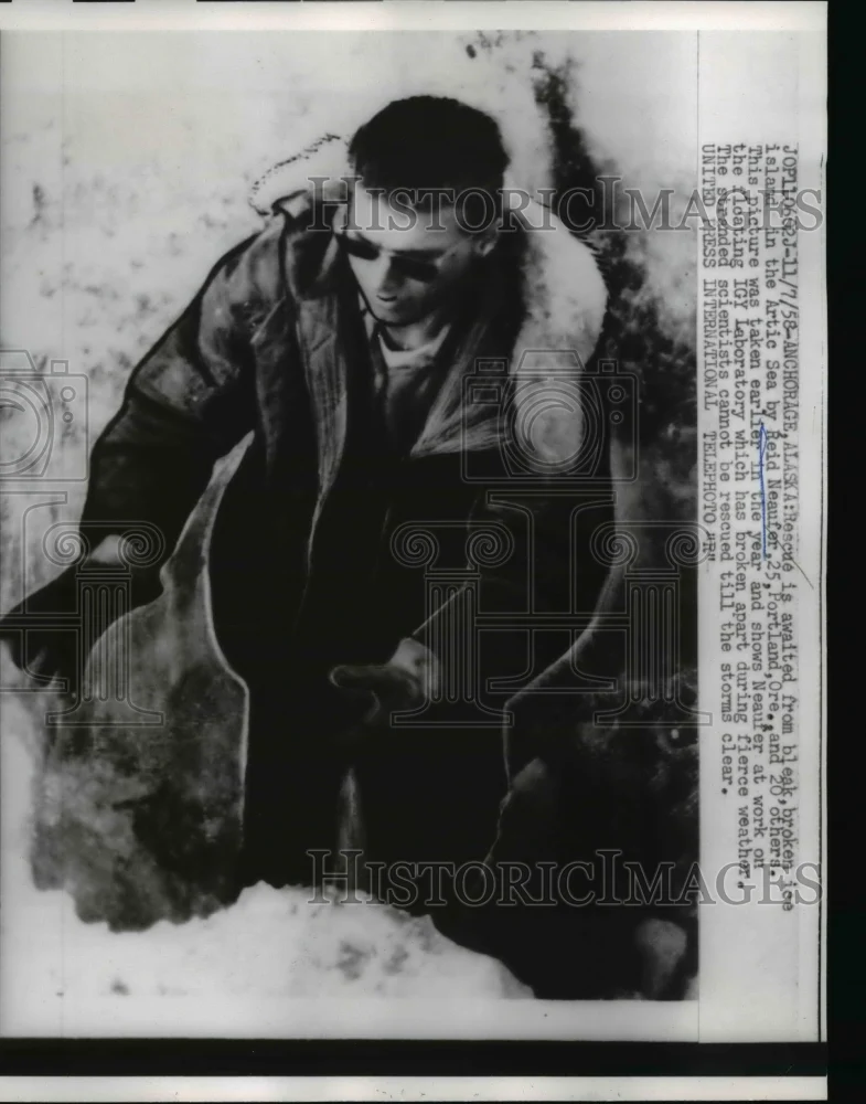 1958 Press Photo Scientist Reid Neaufer on Floating IGY Laboratory Anchorage