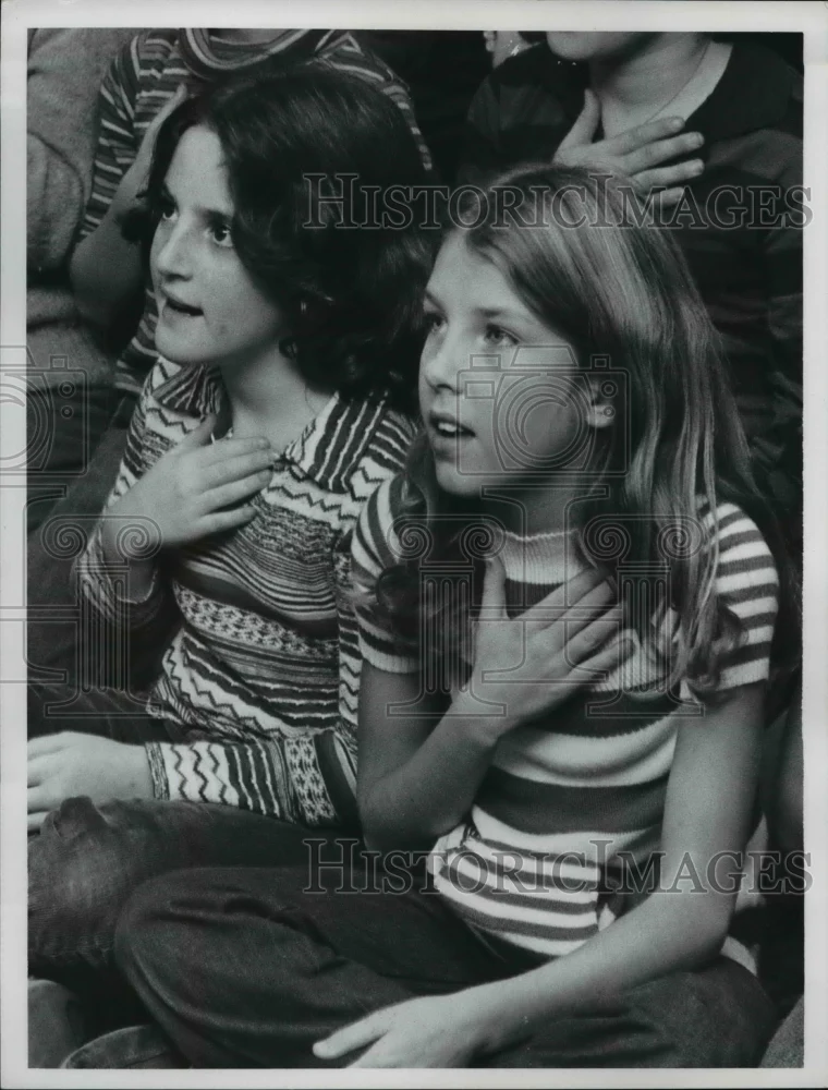 1977 Press Photo Debbie Bendis and Bronda Luxenburg, hand language to speak