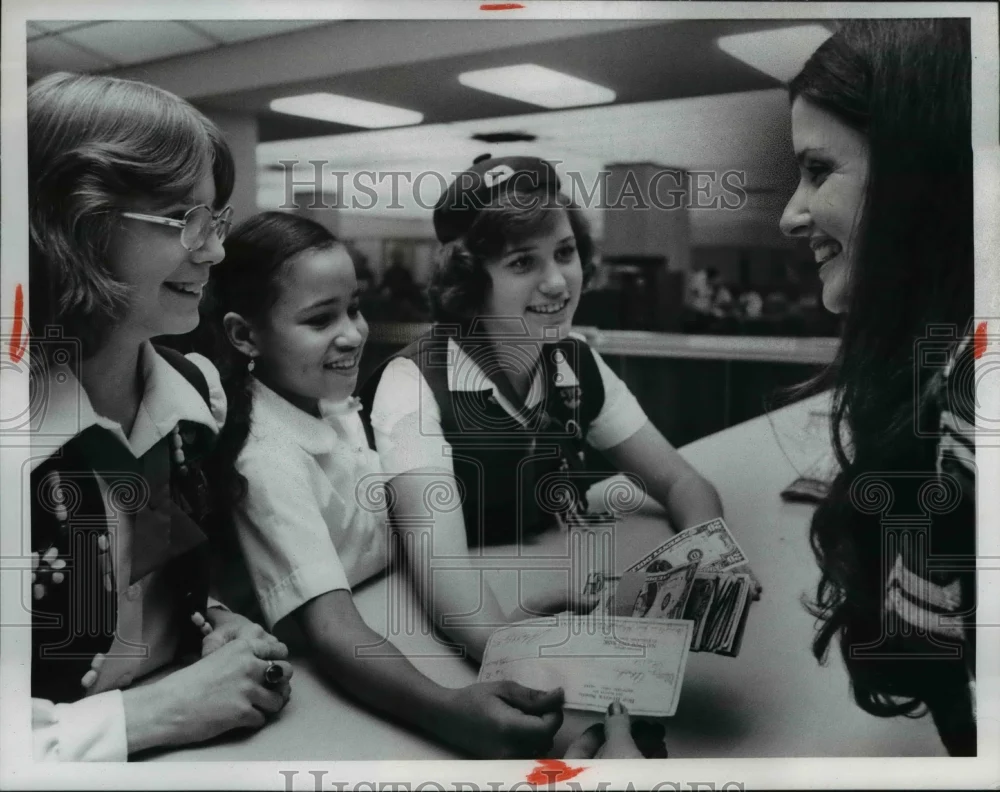 1976 Press Photo Lynn Roszko, Carolyn Shaffer and Cindy Lea seen at the bank