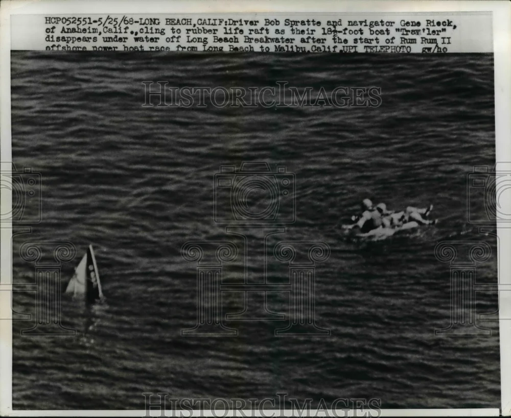 1968 Press Photo Bob Spratte and Gene Rieck Floating after Boat Sank in CA