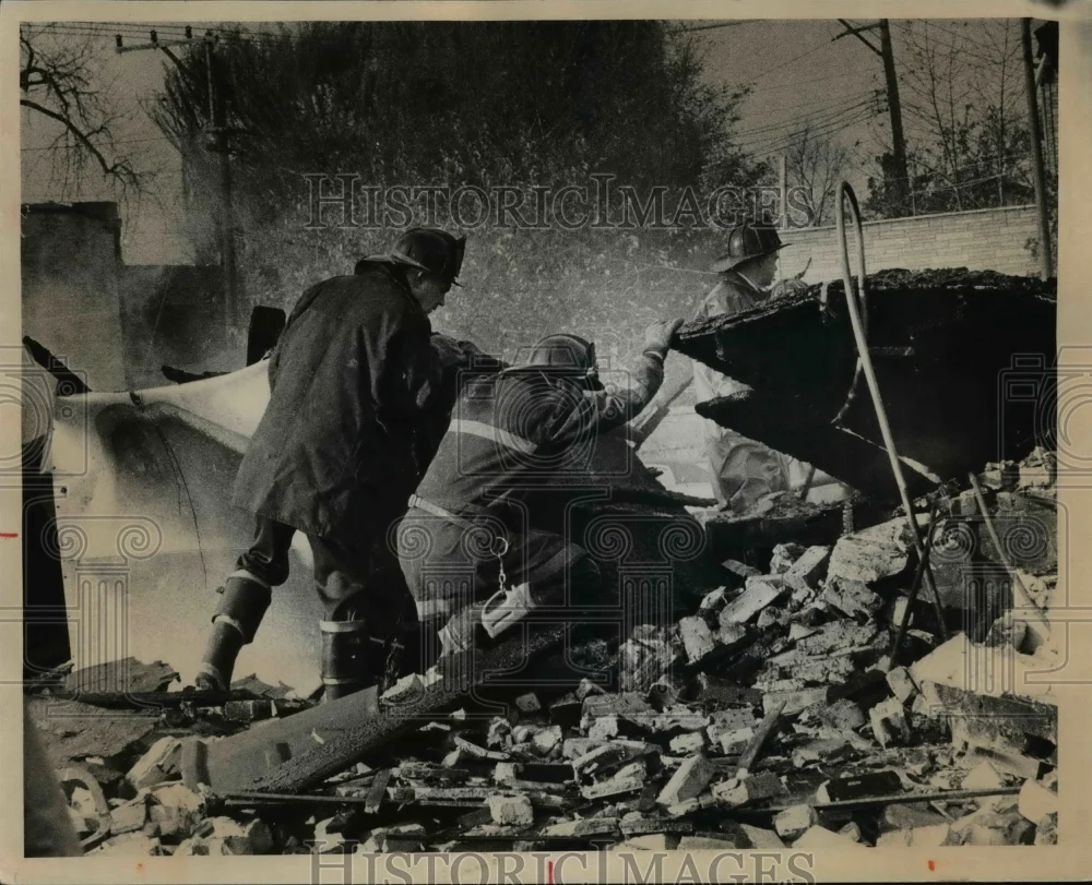 1975 Press Photo Firemen Search Wreckage of Tavern Leveled by Explosion & Fire