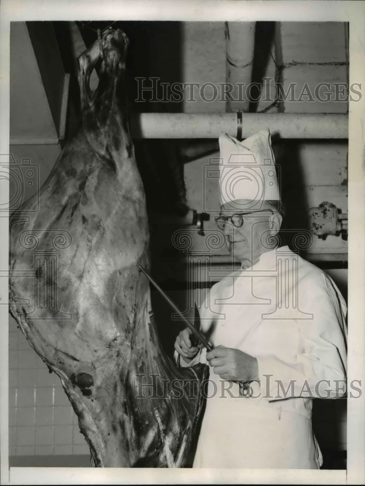 1946 Press Photo Burton K wheeler sharpens knife to cut Buffalo meat, Washington