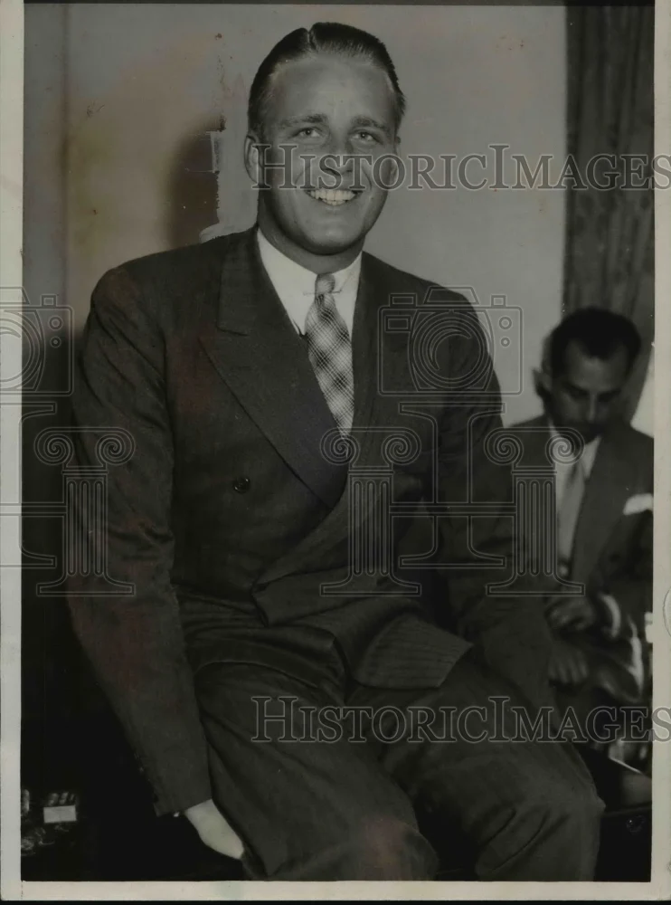 1933 Press Photo Elliott Roosevelt Takes question from Reporters - nee43791
