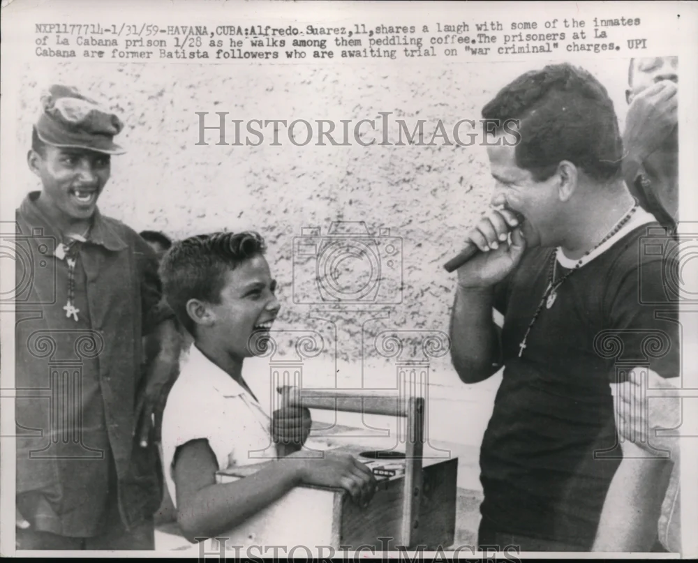 1959 Press Photo Havana Cuba Alfredo Suarez shares laugh with inmates.