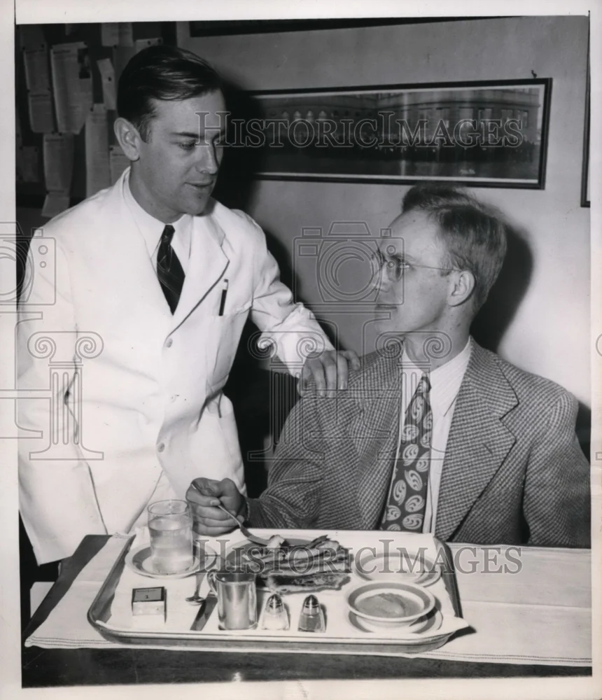 1946 Press Photo Chicago Lee Smith Jr (l) and gareth W Heisler are guinea pigs.