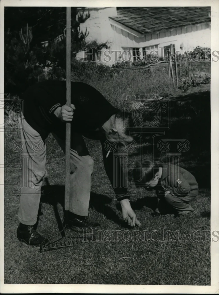 1943 Press Photo Lt. Gen. Joseph W. Stilwell Gardens With Grandson Johnny