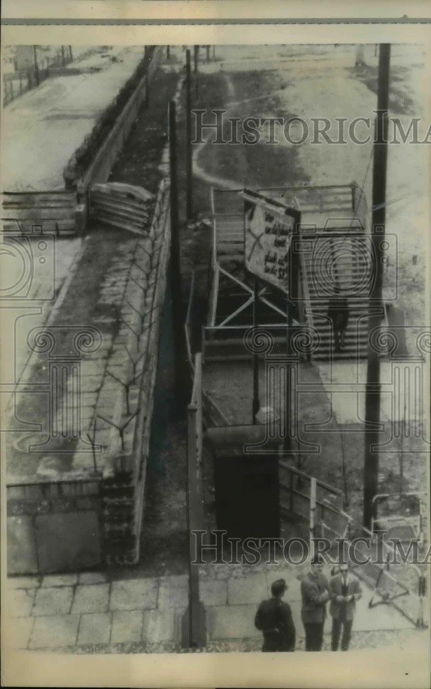 1964 Press Photo Forty Yard section of Berlin Wall working under Floodlights.