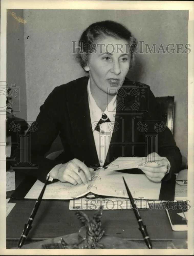 1935 Press Photo Miss Hester Webb Represents wealthy Young James McDonald