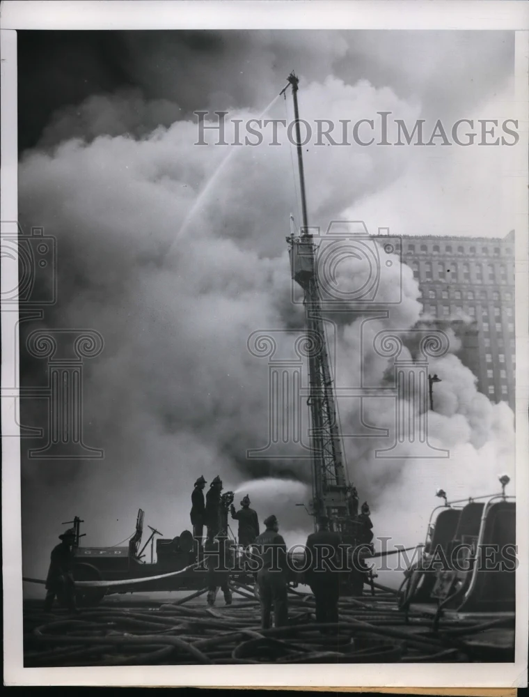 1951 Press Photo Chicago A water tower hose utilizes advantage of height.