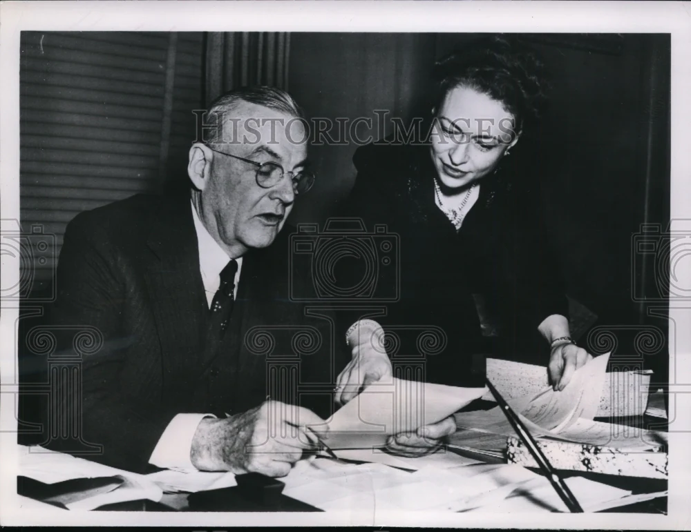 1953 Press Photo Secy Of State John Foster Dulles Talks To His Secretary