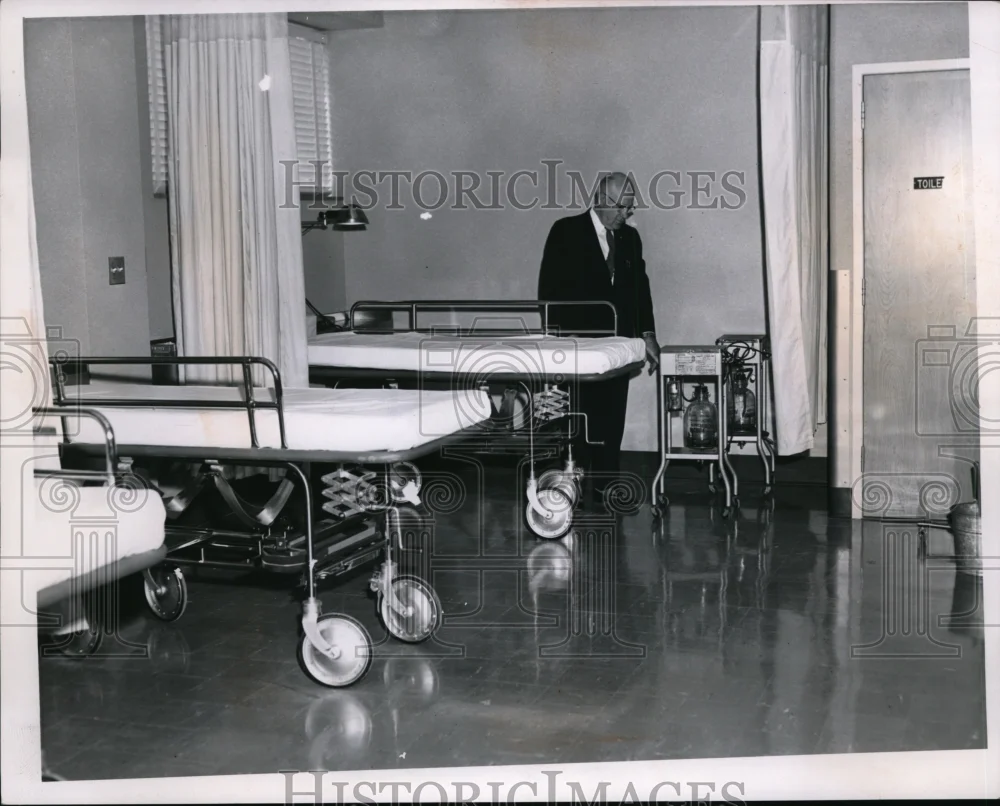 1959 Press Photo Administrator Lee S. Smith Beside Beds at Luttman Hospital