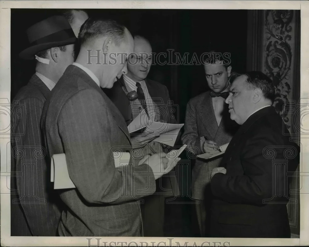 1945 Press Photo Washington Mayor Fiorello LaGuardian talks to newsmen.