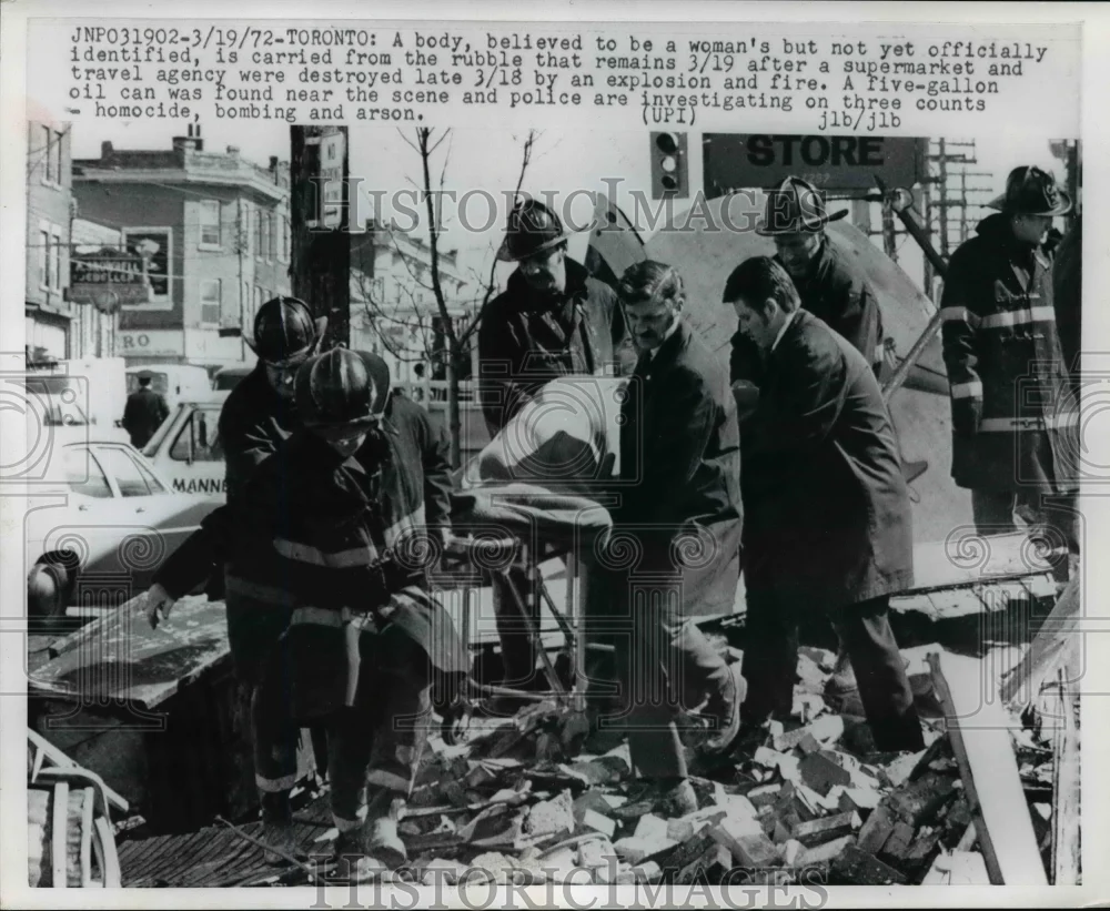 1972 Press Photo Workers Recover Body from Destroyed Supermarket, Toronto